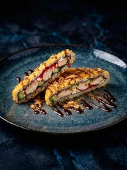 Ролл Онигири с копченой курицей 